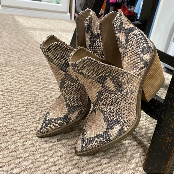 Vince Camuto booties - Picture 2 of 3